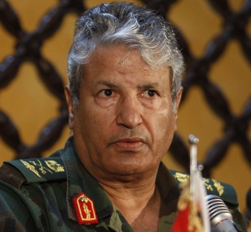 Le general Younes, qui avait fait defection en fevrier, "etait un gros atout pour nous parce qu'il a travaille si longtemps pour Kadhafi qu'il savait tout de ses soldats", a souligne de son cote Mohammed Al-Reibi, un ingenieur age de 21 ans.