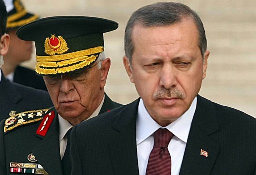 Les dirigeants turcs tentaient samedi de mettre fin a un grave conflit avec les chefs militaires, episode sans precedent d'une crise chronique entre un regime issu de la mouvance islamiste et une armee qui se veut garante de la laicite.
