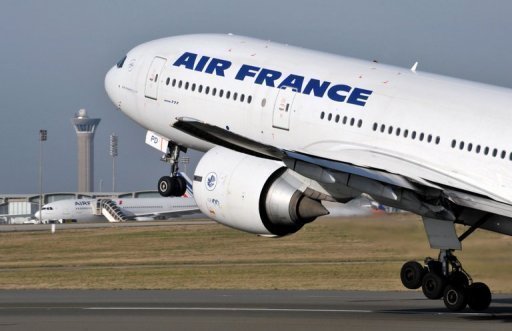 L'appel a la greve de trois syndicats minoritaires de pilotes d'Air France provoquait peu de perturbations samedi, jour de grands departs et retours, selon des sources concordantes, qui faisaient etat de quelques annulations et retards.