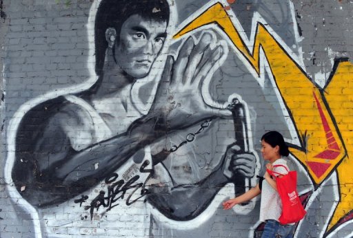 Treize objets ayant appartenu a la legende des arts martiaux, Bruce Lee, dont une lettre a un ami ecrite en 1966 et un manteau de fourrure porte dans un de ses films, seront proposes aux encheres la semaine prochaine a Hong Kong, selon le president de son fan club Wong Yiu-keung.