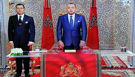 Dans un discours du trone tres attendu face aux revendications de reformes qui secouent le Maroc et le monde arabe, le roi Mohammed VI s'est prononce samedi pour des elections legislatives rapides et en faveur d'une reouverture des frontieres et d'une normalisation complete avec le voisin algerien.