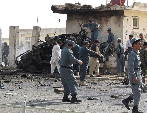 Dix policiers afghans ont ete tues dimanche, ainsi qu'un enfant, dans un attentat suicide contre les bureaux du chef de la police de la province meridionale afghane du Helmand, un des bastions des talibans, selon un nouveau bilan des autorites provinciales.