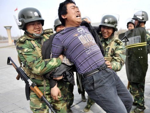 Trois personnes, dont un policier, ont ete tuees dans une explosion dans la ville de Kashgar, dans l'ouest du Xinjiang, a annonce l'agence Chine nouvelle dimanche, au lendemain de violences meurtrieres dans cette meme ville.