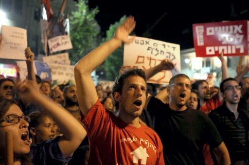 Cette decision, qui suit des mesures prises en catastrophe la semaine derniere, intervient au lendemain de manifestations massives a travers le pays qui ont reuni 150.000 Israeliens selon les medias, plus de 100.000 d'apres la police.