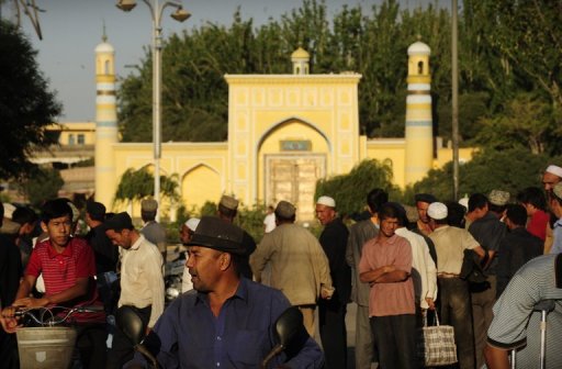 La police a abattu quatre "suspects" dimanche apres-midi dans la ville de Kashgar, dans l'ouest du Xinjiang, a annonce l'agence Chine nouvelle, apres des violences meurtrieres ce week-end dans cette meme ville.