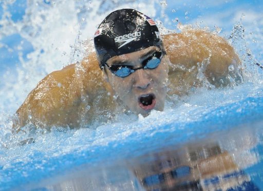 Les Etats-Unis, emmenes par un grand Michael Phelps, sont devenus champions du monde du relais 4x100 m 4 nages en s'imposant en 3 min 32 sec 06/100e en finale des Mondiaux-2011, dimanche a Shanghai.