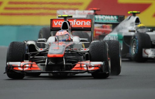 Le Britannique Jenson Button (McLaren) a remporte le Grand Prix de Hongrie de Formule 1, onzieme epreuve de la saison, devant l'Allemand Sebastian Vettel (Red Bull) et l'Espagnol Fernando Alonso (Ferrari), dimanche sur le circuit du Hungaroring, pres de Budapest.