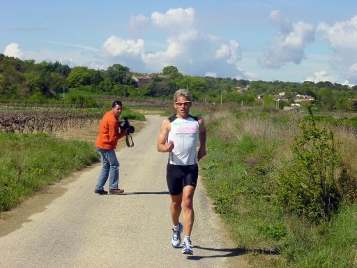 Il nage, il pedale, il court... Seul... Chaque jour sur les routes de France: Pascal Pich, 47 ans, cinq fois champion du monde d'Ultra Triathlon, a entrepris un tour -"de force"- sans precedent de l'Hexagone, enchainant pendants 26 jours d'affilee les epreuves de natation, velo et course a pied sur une distance totale de 5.000 km.