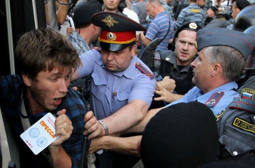 A Moscou, "une centaine de participants a une manifestation non autorisee" se sont assis sur la place Trioumfalnaia, dans le centre-ville, a indique un porte-parole de la police, cite par l'agence Interfax.
