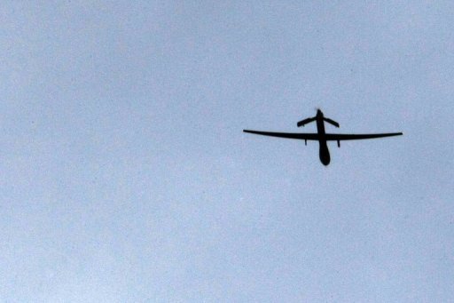Quatre rebelles presumes ont ete tues lundi par un bombardement de drone americain dans une des zones tribales du nord-ouest du Pakistan, bastions des rebelles talibans allies a Al Qaida, ont annonce des responsables locaux.