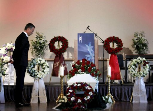 Deux adolescents de 14 ans, un Franco-Norvegien de 25 ans... Deux semaines apres les pires attaques commises sur son sol depuis la Seconde guerre mondiale, la Norvege enterrait vendredi 32 des 77 victimes de l'extremiste Anders Behring Breivik.