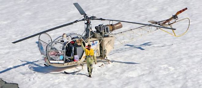 Helicoptere cinquantenaire construit autour d'une bulle, d'une structure en tubes et d'une turbine, l'Alouette II de Pascal Petitgenet sur un rocher au Groenland.