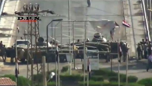 Des dizaines de vehicules de transport de troupes quittaient mercredi matin Hama, dans le centre de la Syrie, ou l'armee avait mene une vaste operation et s'etait deployee en force fin juillet apres des manifestations monstres, a constate une journaliste de l'AFP.