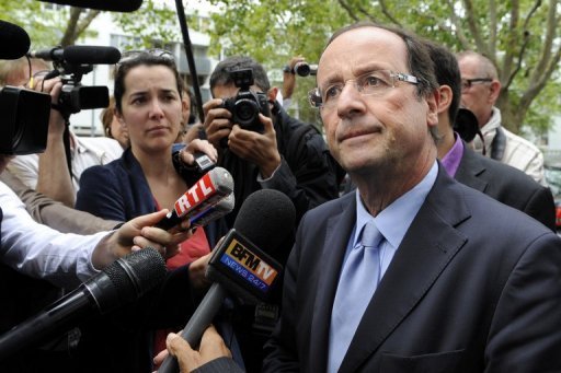 Francois Hollande, candidat a la primaire PS, reunira le 24 aout, a la Maison de l'Amerique latine a Paris, plusieurs economistes pour "trouver des pistes de sortie de crise", a affirme a l'AFP son entourage, confirmant une information a paraitre dans Le Point de jeudi.
