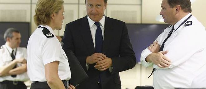 David Cameron a cree un debut de polemique en critiquant l'action de la police au cours des premiers jours d'emeute.