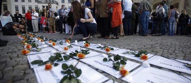 Des Berlinois deposent des roses en memoire des personnes qui furent tuees en essayant de fuir la RDA, il y a 50 ans.