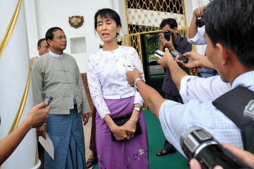 L'opposante birmane Aung San Suu Kyi a appele dimanche a l'unite de son pays lors de son premier deplacement politique hors de Rangoun depuis sa liberation de residence surveillee en novembre, attirant des milliers d'admirateurs sur son passage.