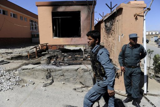 Des kamikazes attaquaient dimanche les bureaux du gouverneur de la province afghane de Parwan, a 50 km au nord de Kaboul, a annonce, depuis ses bureaux, le gouverneur, Abdul Basir Salangi, a la chaine privee afghane d'information Tolo News.