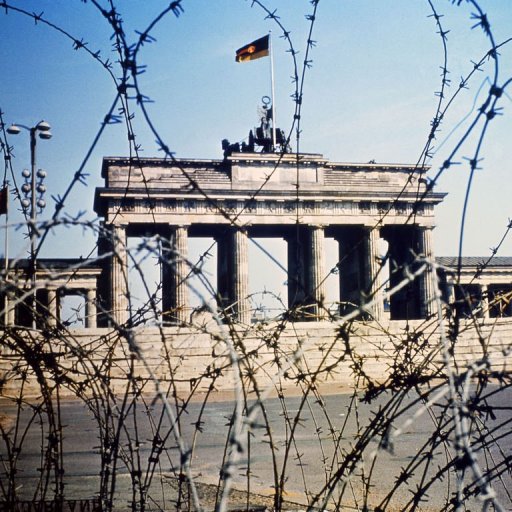 Cinquante ans apres la construction du mur de Berlin, le magazine allemand Der Spiegel a revele dimanche comment le gouvernement de l'Allemagne de l'Ouest et les Etats-Unis ont envisage un temps de vendre Berlin Ouest a l'Allemagne de l'Est.