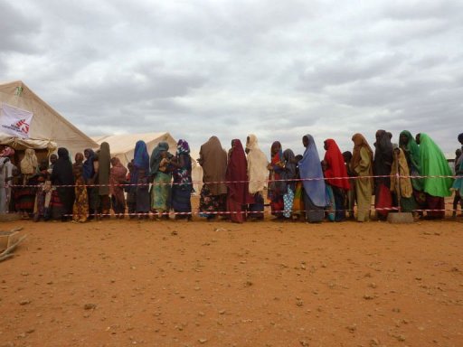 De nombreux Somaliens affrontent un dilemme: fuir avec leurs enfants affaiblis par la malnutrition ou tenter de rester au pays pour s'en occuper.