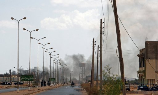 D'apres le photographe de l'AFP, des combats se deroulaient aussi dimanche matin dans le sud de Sournam, a l'ouest de Zawiyah. Les combattants rebelles ont essaye d'avancer dans la ville, mais les pro-Kadhafi les bombardaient depuis l'interieur de la cite.