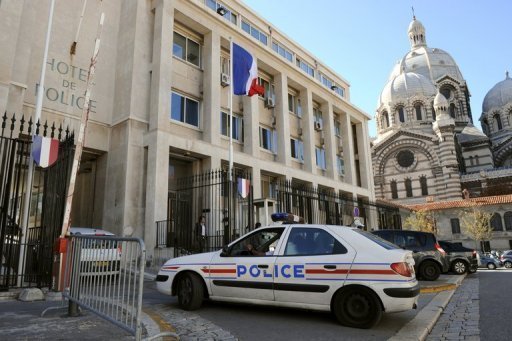 Un homme, auteur presume du viol d'une adolescente de 13 ans, qu'il est accuse d'avoir agressee en journee dans une rue de Marseille, etait en garde a vue dimanche matin, a-t-on appris de source proche de l'enquete.