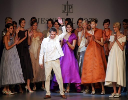 Le createur de mode espagnol Jesus del Pozo, l'un des plus influents de sa generation en Espagne, est decede a 64 ans de complications pulmonaires, selon l'association de Createurs de mode espagnols.