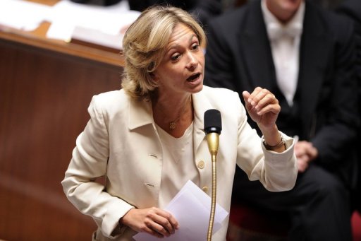 La ministre du budget Valerie Pecresse a estime dimanche que les propositions de Martine Aubry, candidate a la primaire socialiste pour 2012, sur la dette et la croissance relevent "de l'imposture pure et simple".