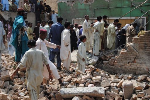 Dix-huit Pakistanais ont ete tues dimanche, jour de la fete de l'independance du pays, par des bombes ou par balle, dans des regions frontalieres de l'Aghanistan, dont un journaliste et trois paramilitaires, selon les autorites.