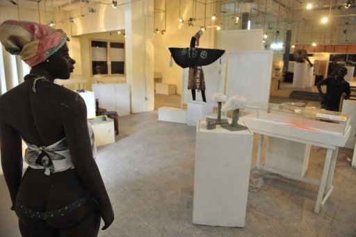A l'interieur, la salle d'exposition mettrait au desespoir tout amateur d'art de Cote d'Ivoire, ou la grande richesse des styles esthetiques est a l'image de la variete des populations.