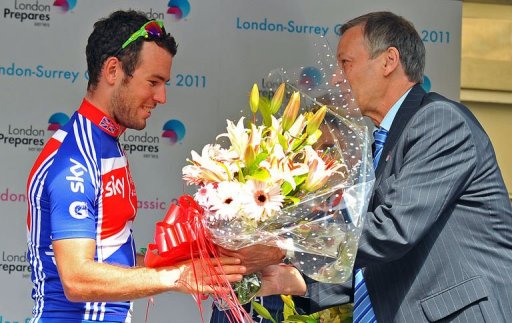 Le Britannique Mark Cavendish a remporte au sprint la course cycliste pre-olympique disputee sur le parcours olympique de l'epreuve de course en ligne, autour de Buckingham Palace, en devancant l'Italien Sacha Modolo et le Francais Samuel Dumoulin, dimanche a Londres.