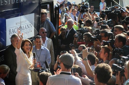 La campagne presidentielle americaine s'est acceleree ce week-end et a pris un virage a droite cote republicain, avec la candidature de l'ultra-conservateur Rick Perry et la victoire dans une election-test de Michele Bachmann, egerie du "tea party".