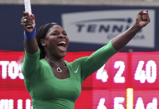L'Americaine Serena Williams, victorieuse a Stanford fin juillet, a remporte a Toronto son deuxieme titre en quatre tournois disputes depuis son retour sur le circuit en juin a Eastbourne en battant l'Australienne Samantha Stosur 6-4, 6-2, dimanche, en finale.