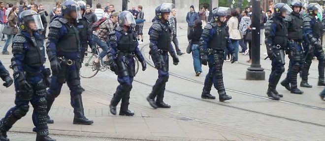 Pres de 16 000 policiers etaient toujours deployes ce week-end rien qu'a Londres pour empecher un nouvel embrasement de la Grande-Bretagne.