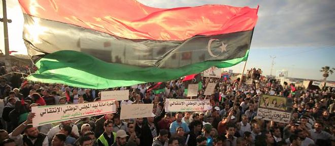 La rebellion libyenne a defini une nouvelle feuille de route reclamant l'adoption d'une "nouvelle constitution" apres la chute de Muammar Kadhafi.
