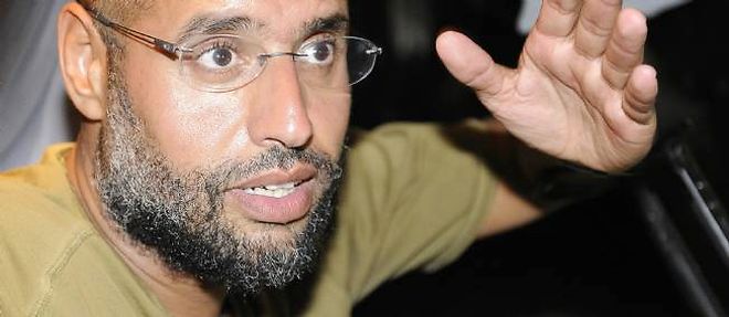 Seif al-Islam Kadhafi est reapparu a la surprise generale mardi matin a Tripoli pour "dementir les mensonges" du CNT et de la CPI sur son arrestation.