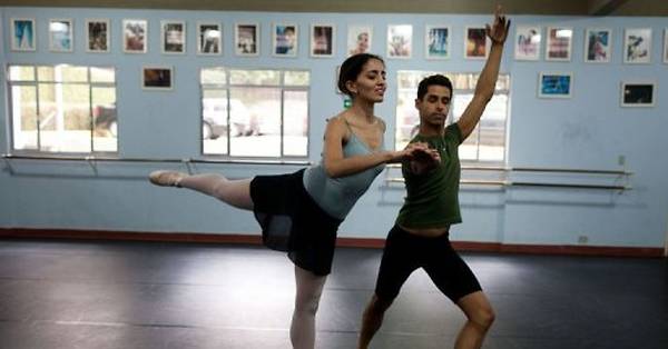 Tutoriel de danse classique : les positions des bras et des jambes •