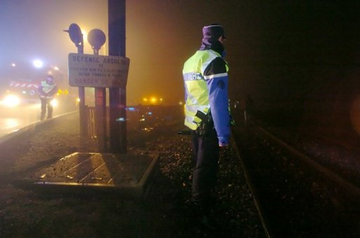 Une automobiliste de 72 ans a ete tuee lundi apres-midi a un passage a niveau sans barriere automatique a Cheval-Blanc (Vaucluse) dans une collision avec un train de marchandises, a-t-on appris aupres des pompiers et de la SNCF.