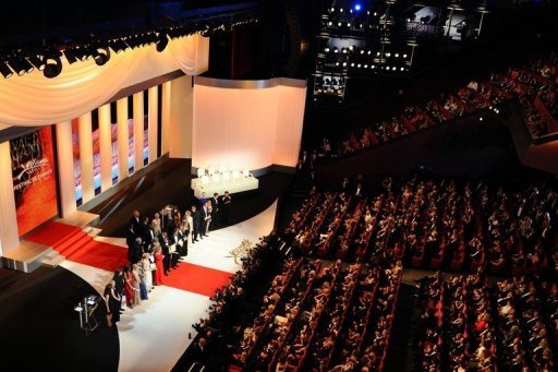 Les organisateurs du Festival de cinema de Cannes ont decide de decaler cette manifestation en 2012 d'une semaine en raison de la proximite de l'election presidentielle francaise, ont-ils indique vendredi a l'AFP.