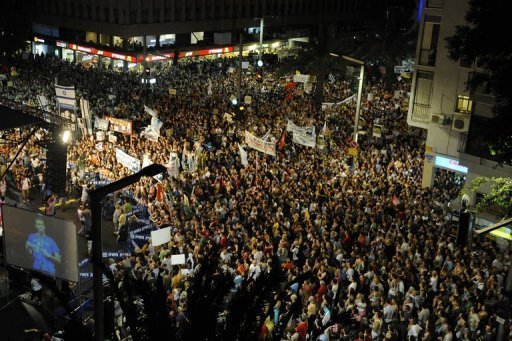 Plus de quatre cent mille Israeliens manifestaient samedi soir dans le centre de Tel Aviv et dans une quinzaine de localites pour une nouvelle serie de manifestations contre les injustices sociales et le cout de la vie, selon un nouveau bilan des medias