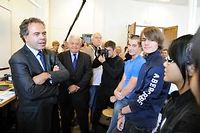 Luc Chatel, en visite au lycee Louis-le-Grand, felicite les eleves de la nouvelle serie technologique.  (C)Witt