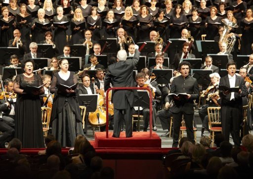 L'Opera de Vienne et la Scala de Milan ont renoue avec une ancienne tradition de cooperation, les orchestres des deux operas donnant vendredi soir simultanement deux concerts croises, accueillis avec enthousiasme par les publics viennois et milanais.