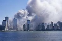 De la fumée s'élève au dessus de Manhattan le 11 septembre 2011. Deux avions viennent de percuter le World Trade Center.  ©Goodwin George