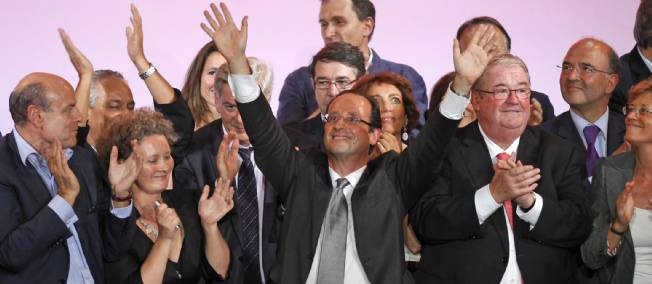 Au Trianon, Hollande promet de &quot;changer l'avenir&quot;