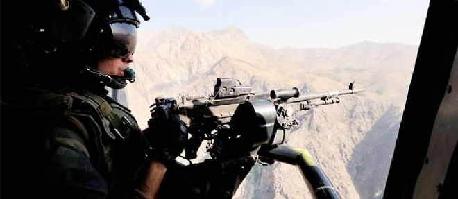 Un helicoptere francais en vol vers la base de la region de Surobi, en Afghanistan.