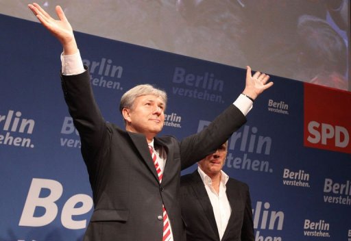Le maire sortant, le social-democrate Klaus Wowereit, aux affaires depuis dix ans, est assure d'un troisieme mandat. Son Parti social-democrate (SPD, opposition federale) est arrive en tete avec 28,7% des suffrages, selon les estimations des chaines de television publiques.