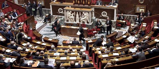 Les parlementaires francais appellent les deux camps a reprendre les negociations bilaterales.