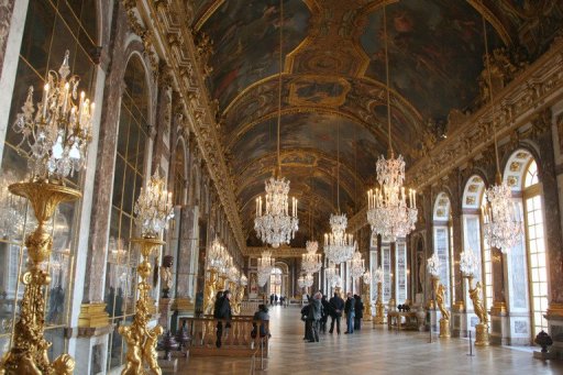 Remeubler le chateau de Versailles avec des pieces anciennes ou des creations contemporaines: c'est ce que propose une exposition presentee jusqu'au 11 decembre dans l'ancien chateau royal.