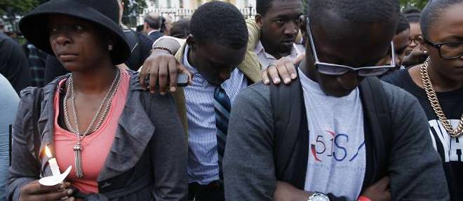 Des anonymes pleurent la mort de Troy Davis, jeudi matin, devant la Maison-Blanche.