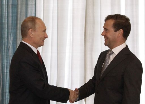 Le president russe Dmitri Medvedev et son puissant Premier ministre Vladimir Poutine vont lancer ensemble samedi, au congres du parti du pouvoir, la campagne des legislatives de decembre, en l'absence de reelle opposition a six mois de la presidentielle de 2012.